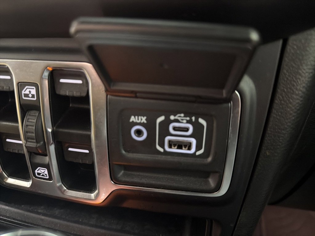 Used 2021 Jeep Wrangler Unlimited Sahara image 32