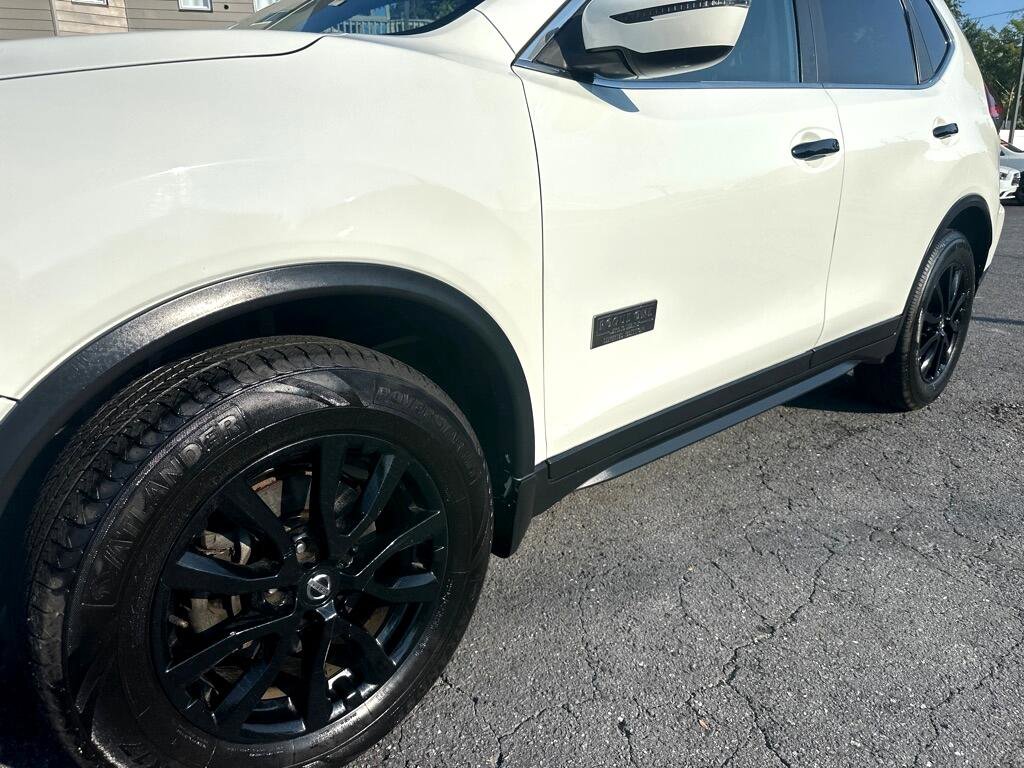Used 2017 Nissan Rogue SV image 2
