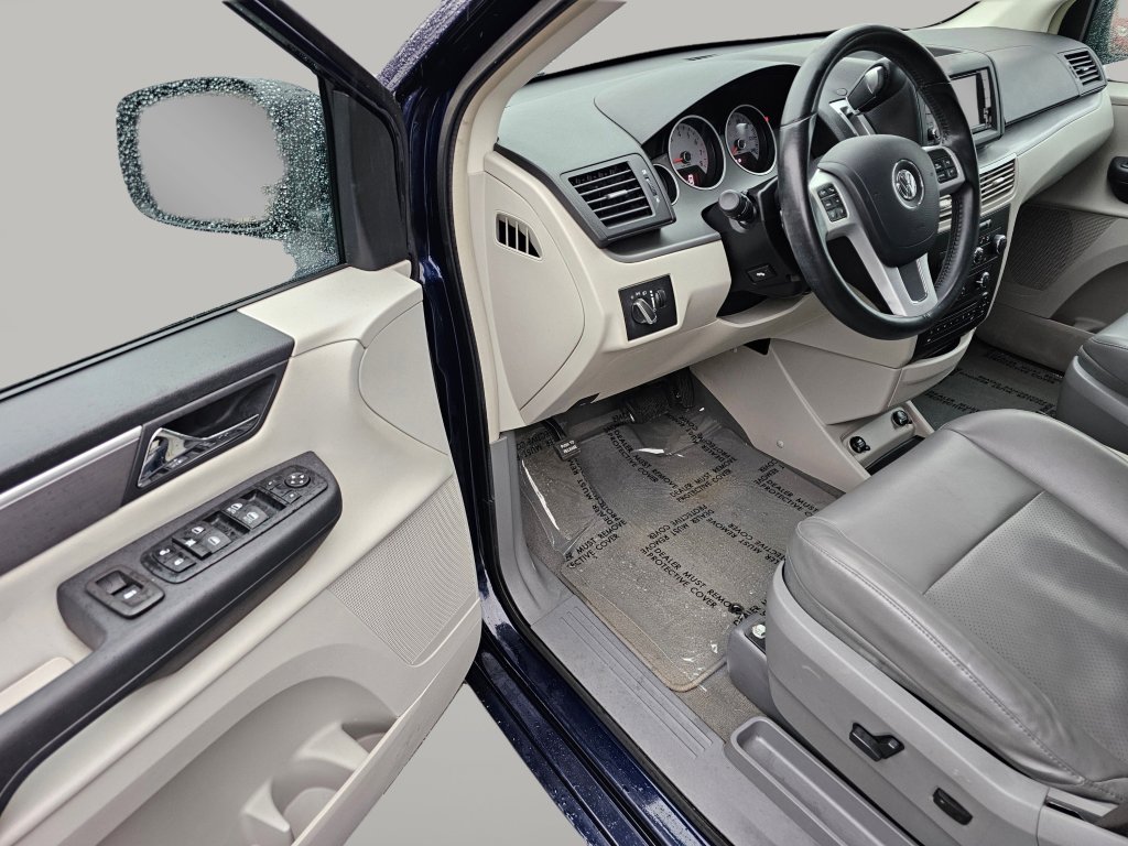 Used 2012 Volkswagen Routan SE image 18