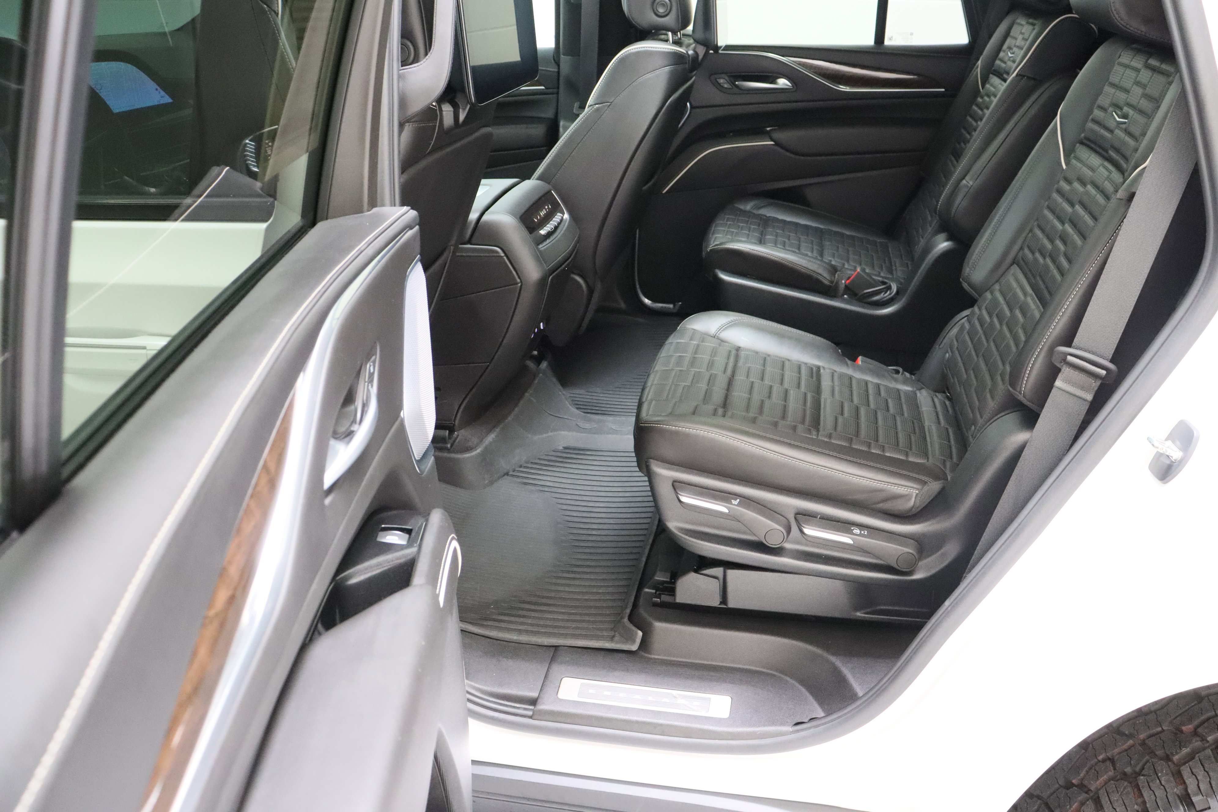 Used 2023 Cadillac Escalade Sport Platinum w/ LPO, ONYX Package AWD/4WD image 32