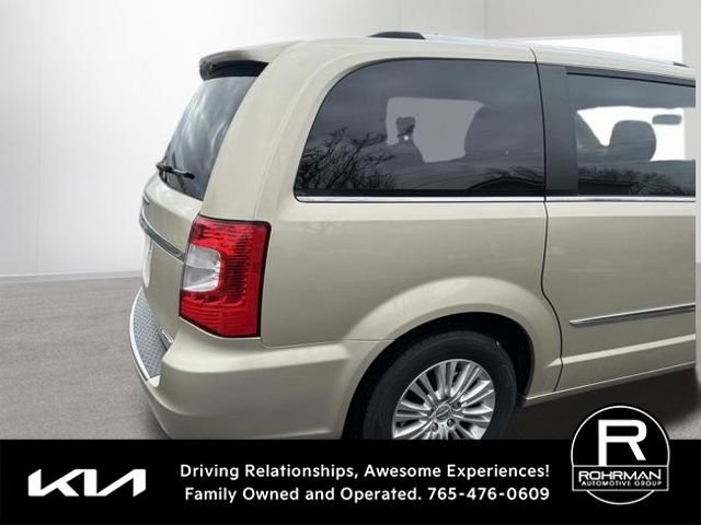 Used 2012 Chrysler Town & Country Limited w/ Luxury Group image 5