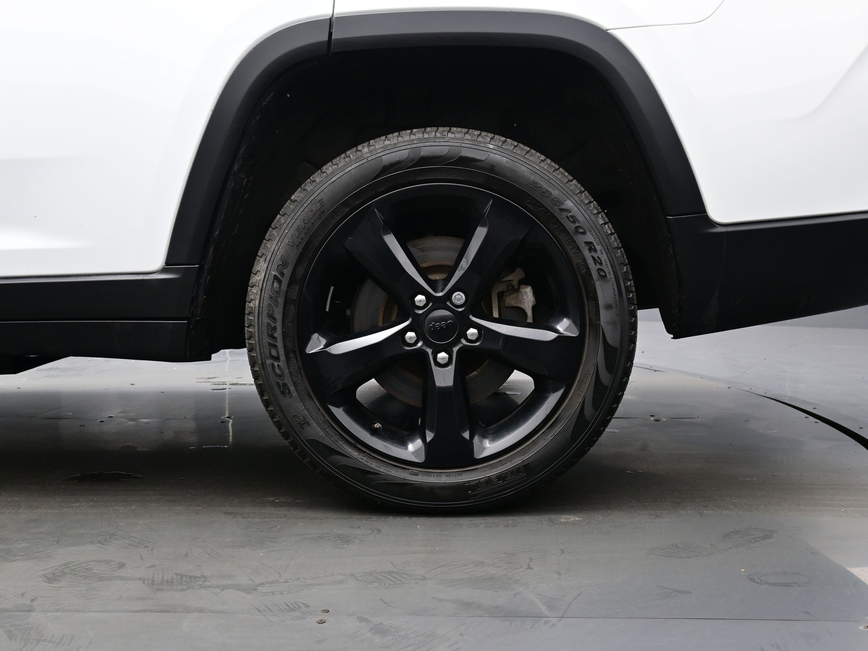 Used 2023 Jeep Grand Cherokee L Limited w/ Black Appearance Package image 9