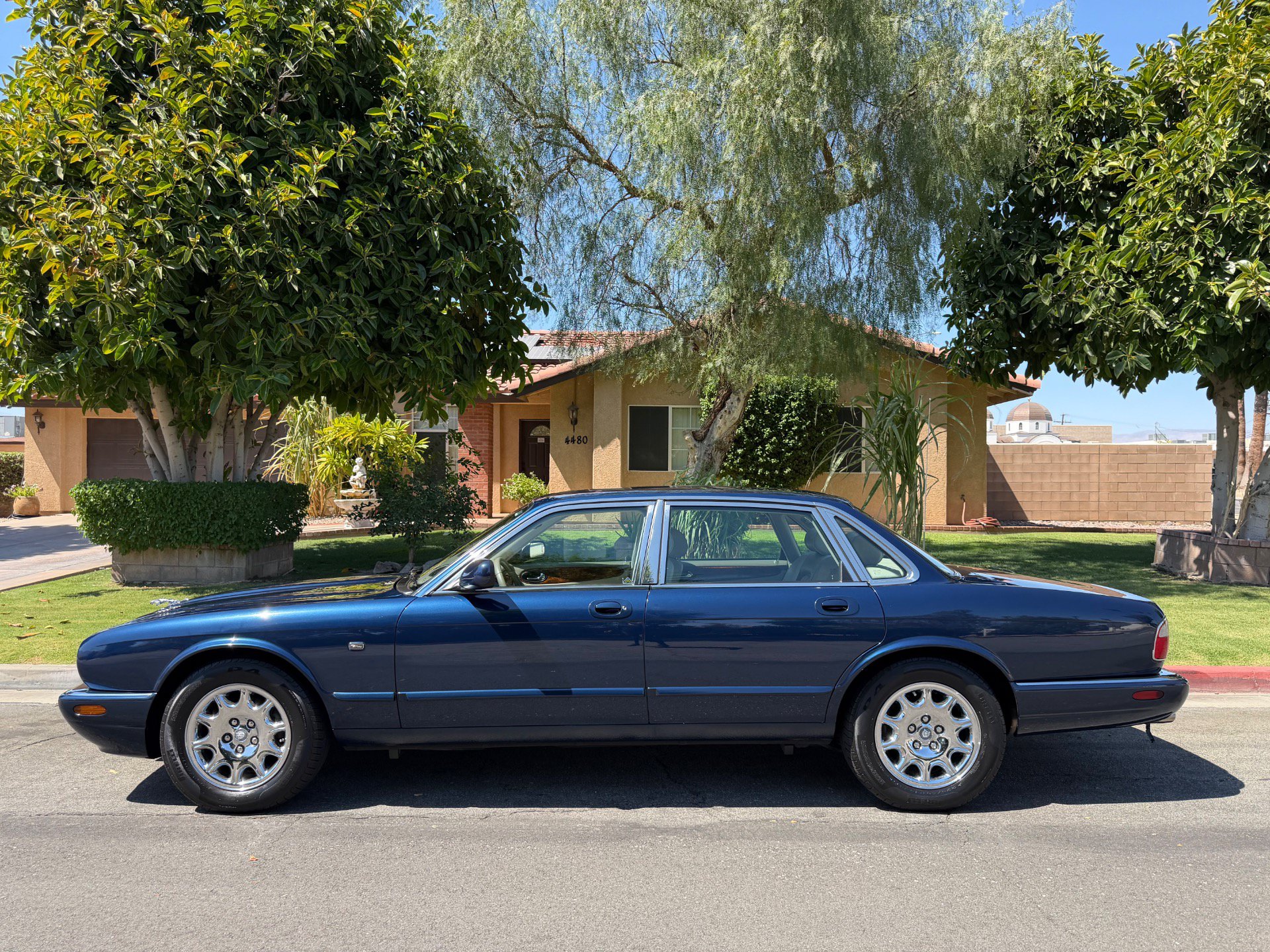 Used 2000 Jaguar XJ8 RWD image 16