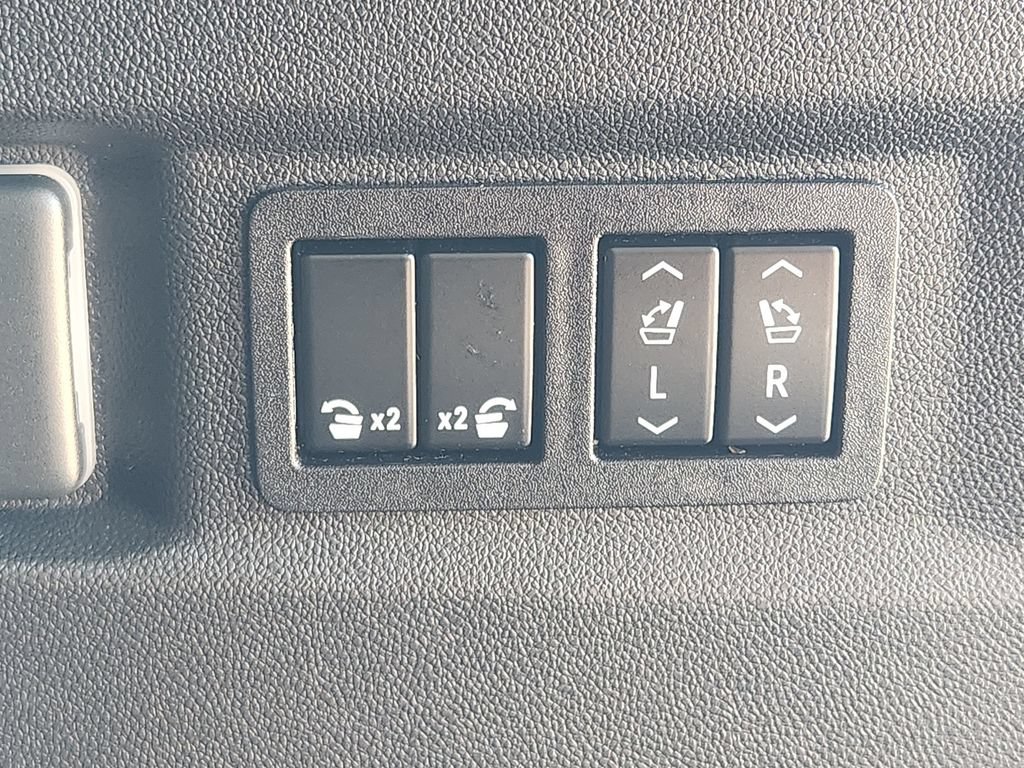 Used 2023 GMC Yukon Denali Ultimate AWD/4WD image 9