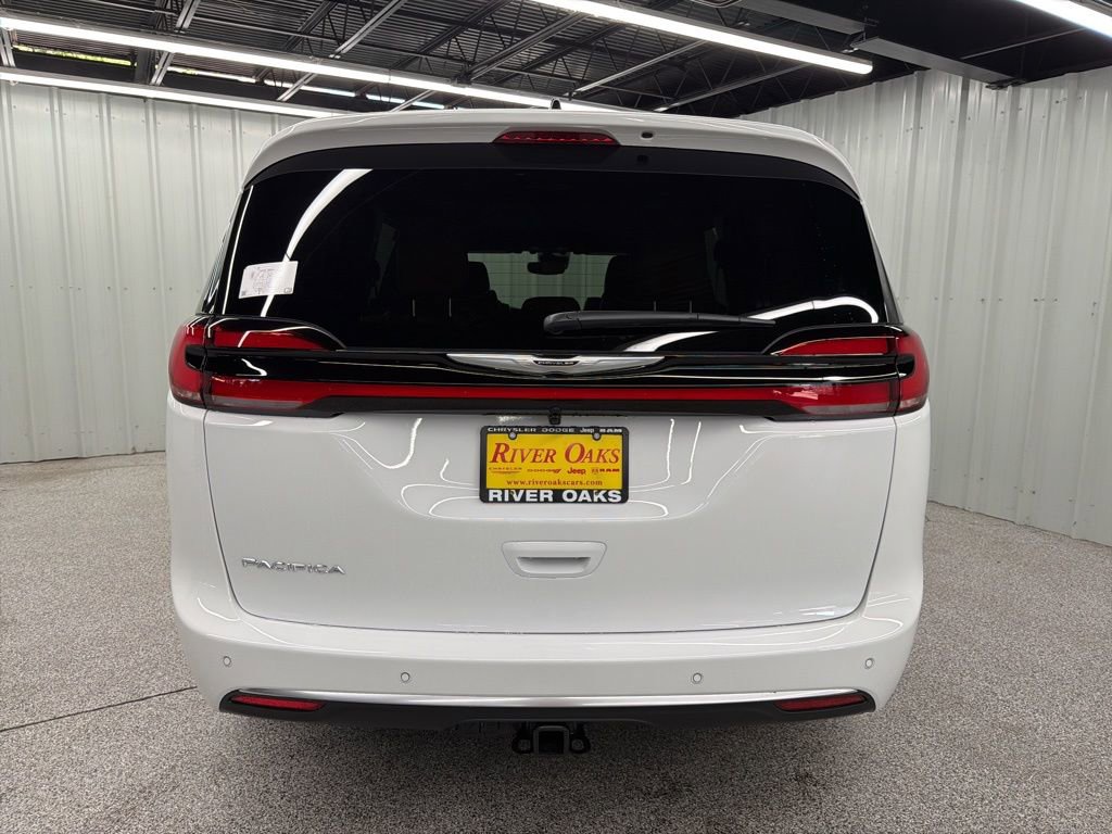 New 2026 Chrysler Pacifica Pinnacle w/ Trailer Tow Group FWD image 5