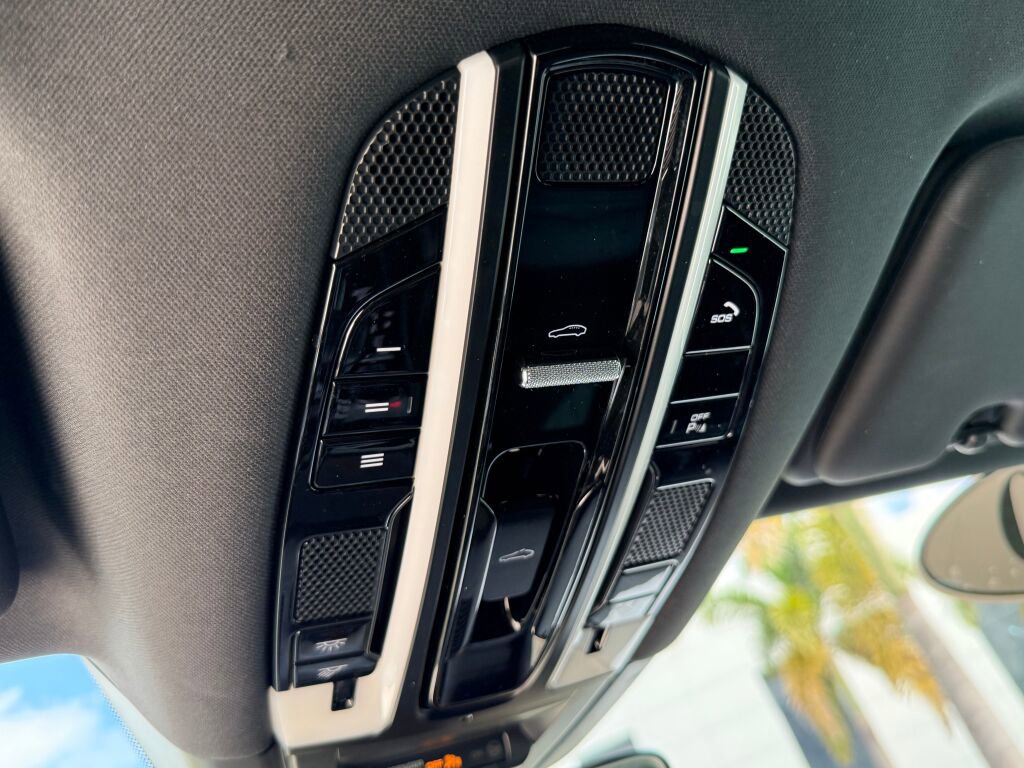 Used 2020 Porsche Cayenne image 8