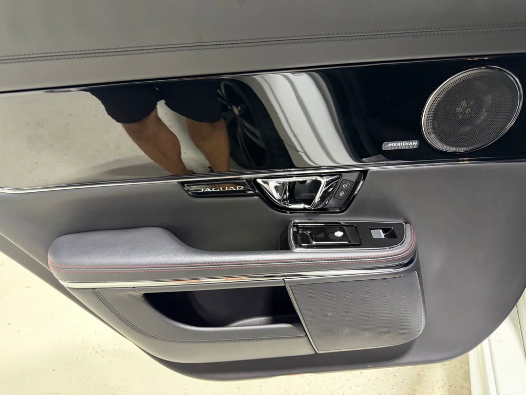 Used 2016 Jaguar XJ RWD image 36