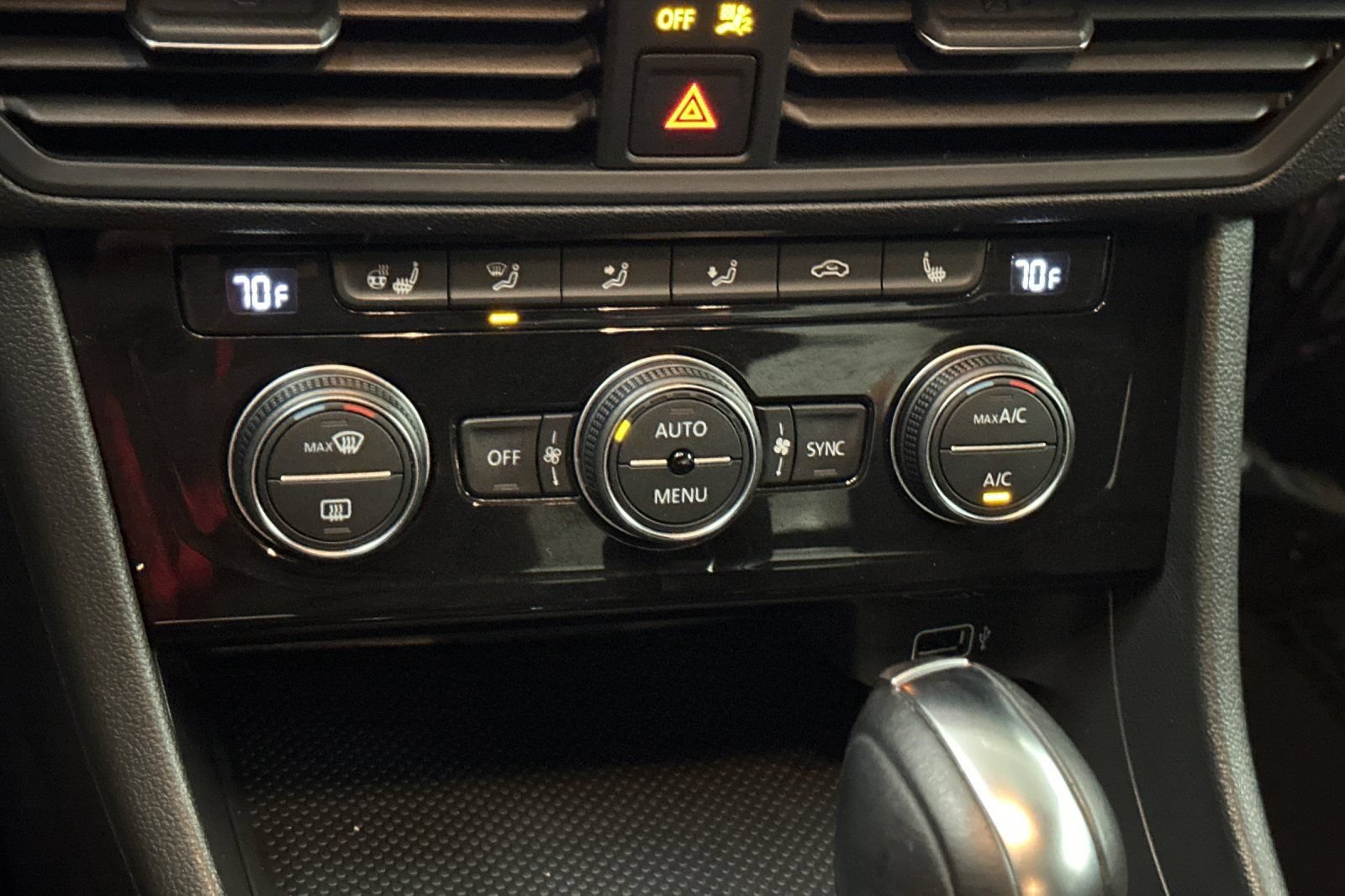 Used 2019 Volkswagen Jetta SE w/ Cold Weather Package FWD image 23
