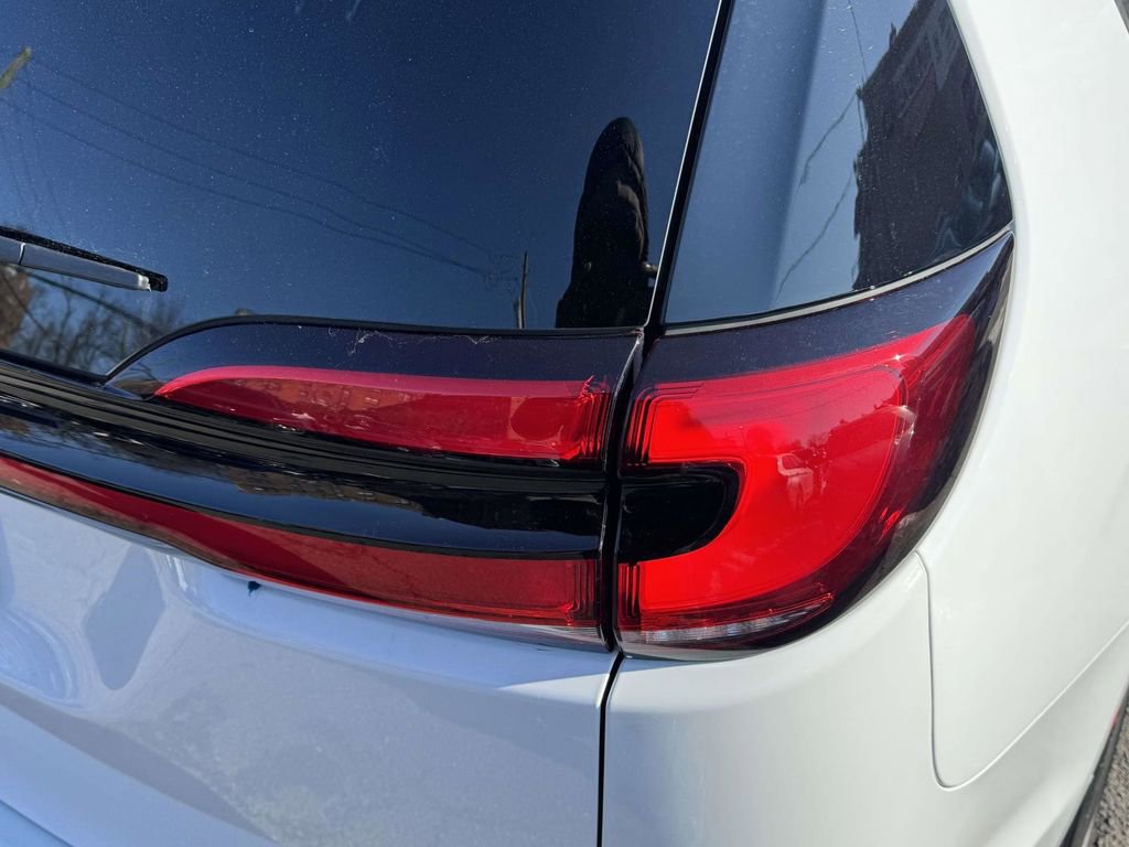 Used 2024 Chrysler Pacifica Limited FWD image 9