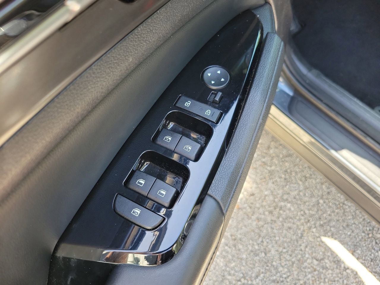 Used 2024 Kia Sportage EX image 13