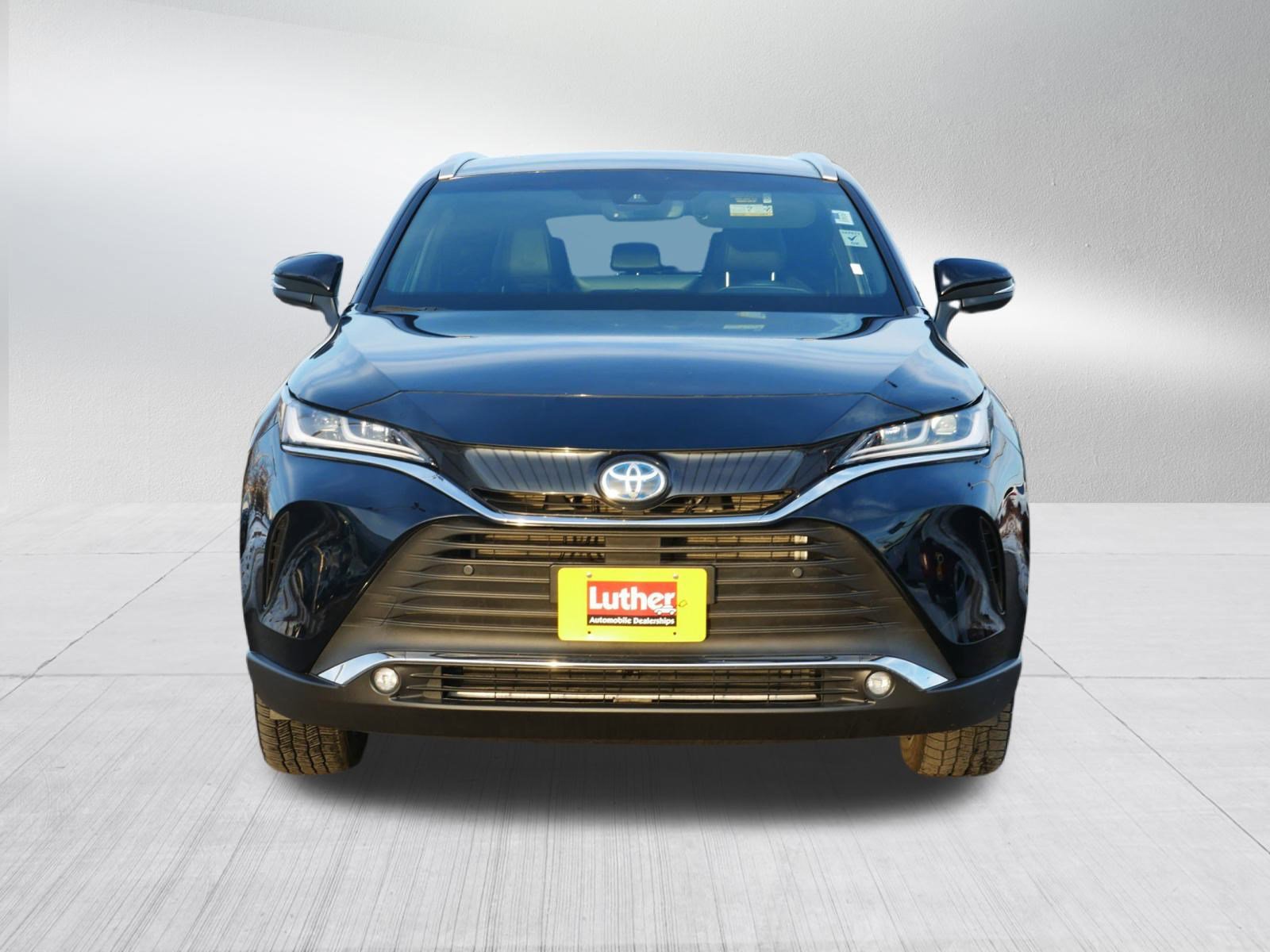 Used 2024 Toyota Venza XLE image 2