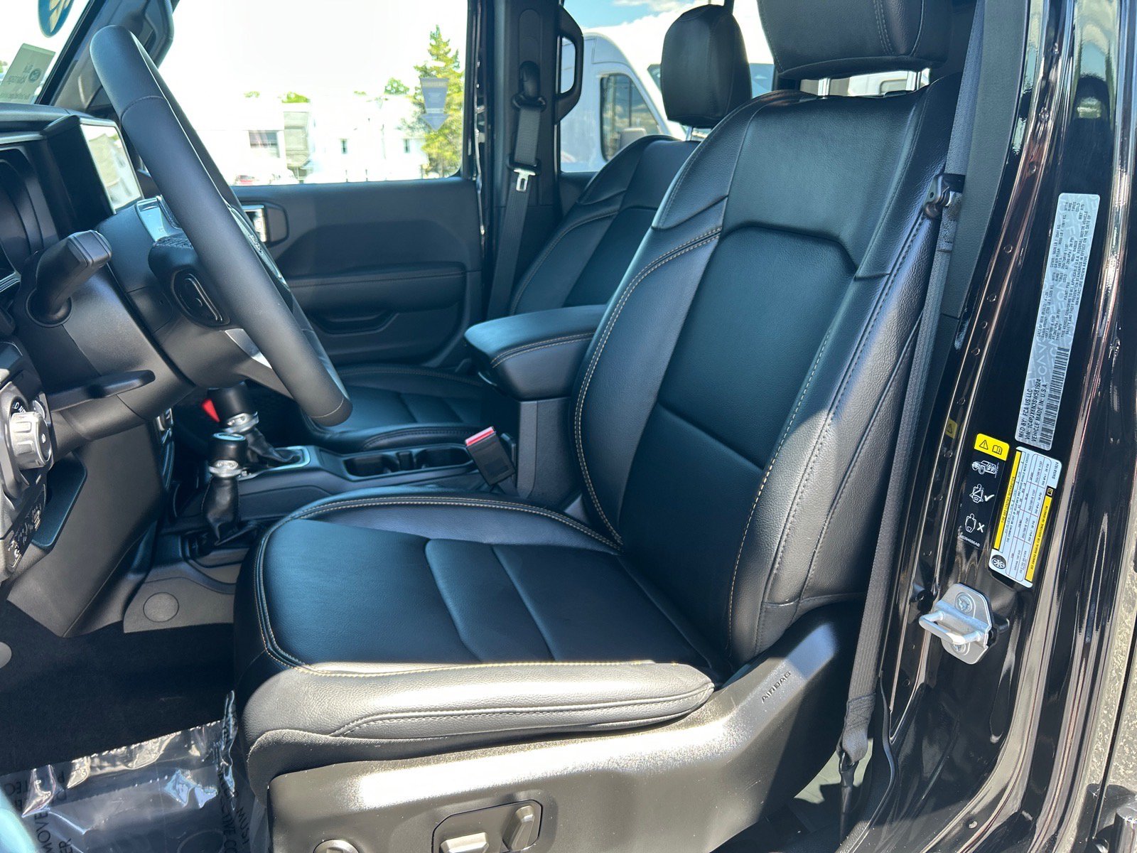 Used 2025 Jeep Wrangler Unlimited Sahara AWD/4WD image 9