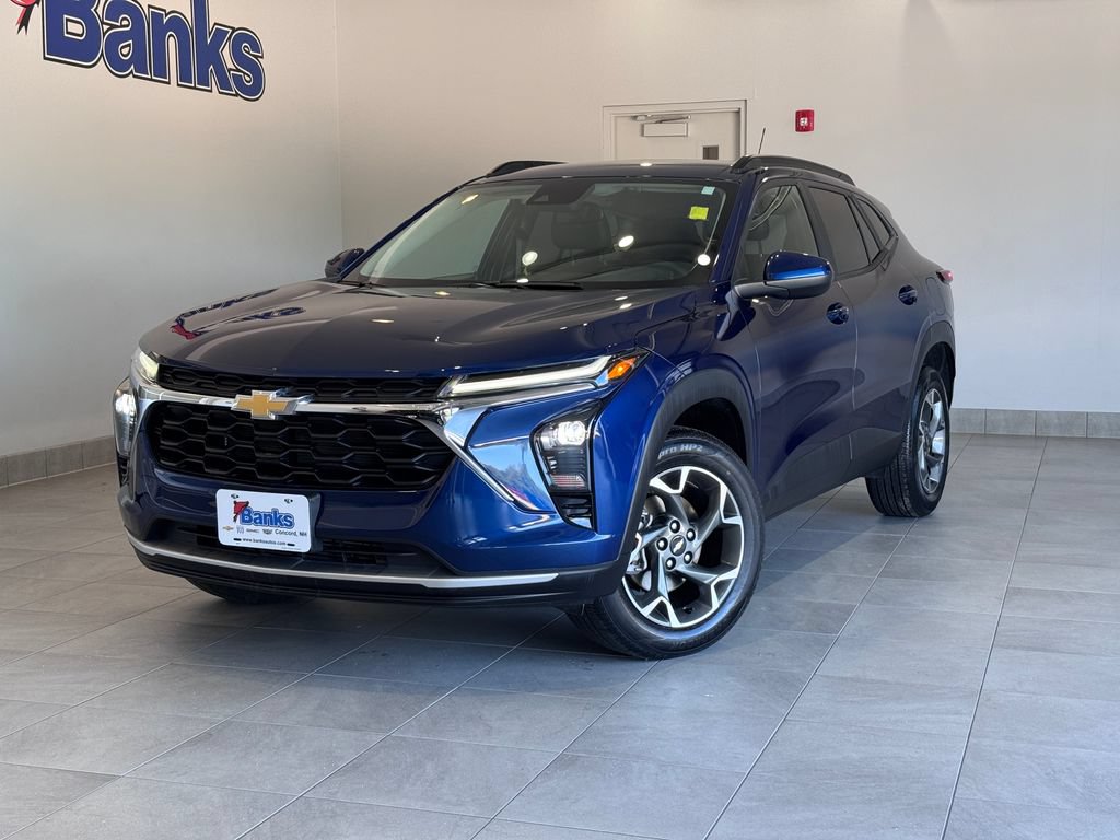 Used 2024 Chevrolet Trax LT w/ Driver Confidence Package FWD image 2