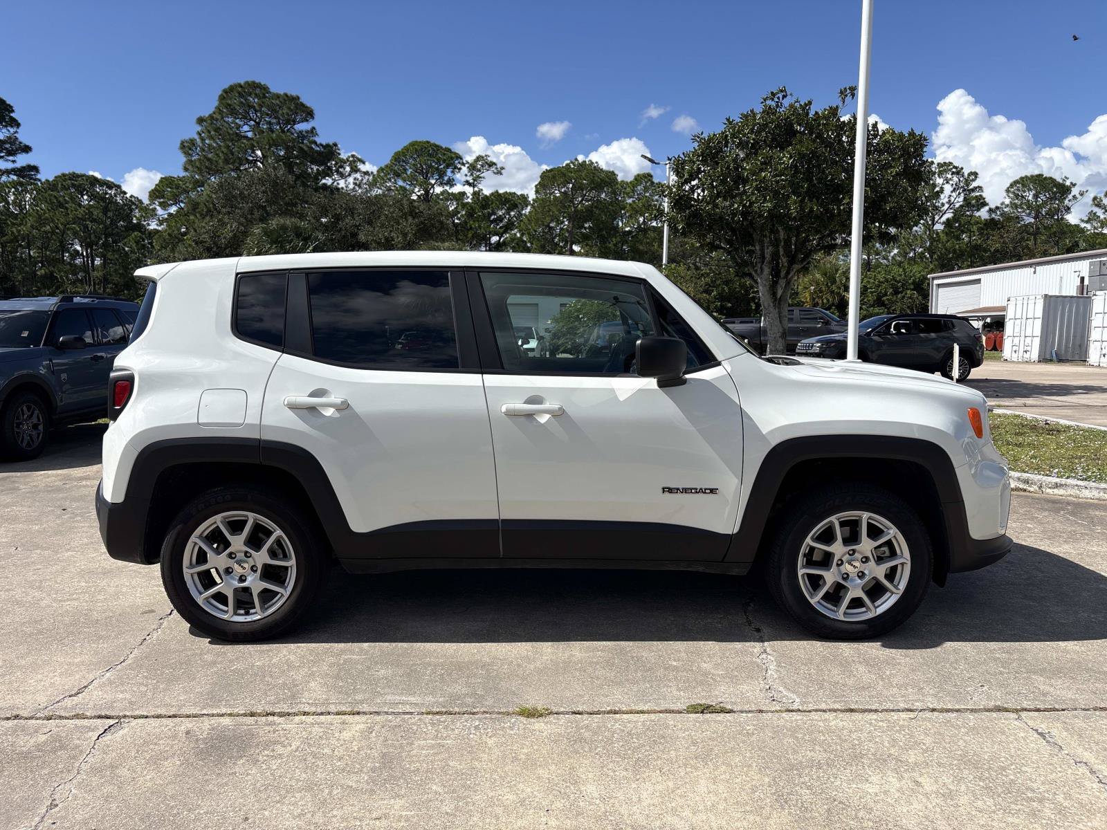 Certified 2023 Jeep Renegade Latitude AWD/4WD image 2