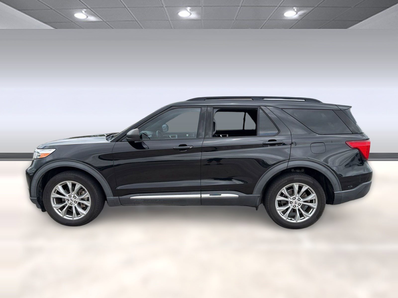 Used 2020 Ford Explorer XLT w/ Equipment Group 202A image 2