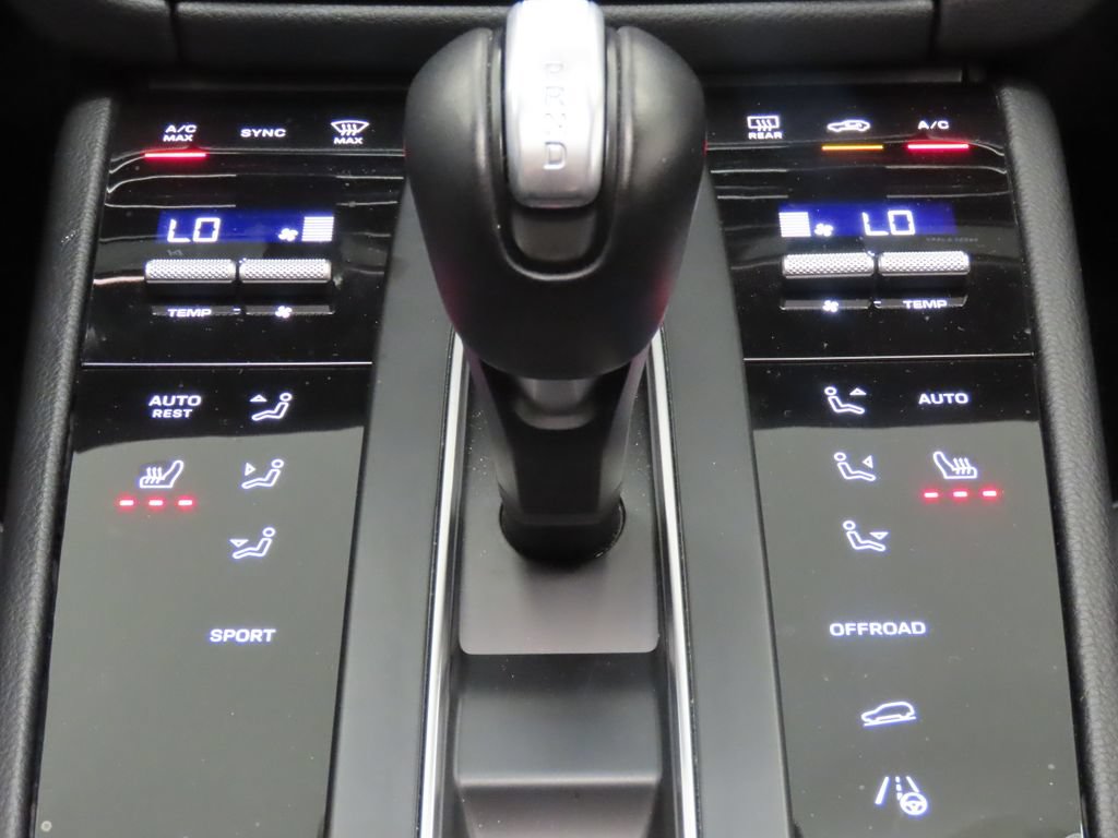 Certified 2025 Porsche Macan AWD/4WD image 26