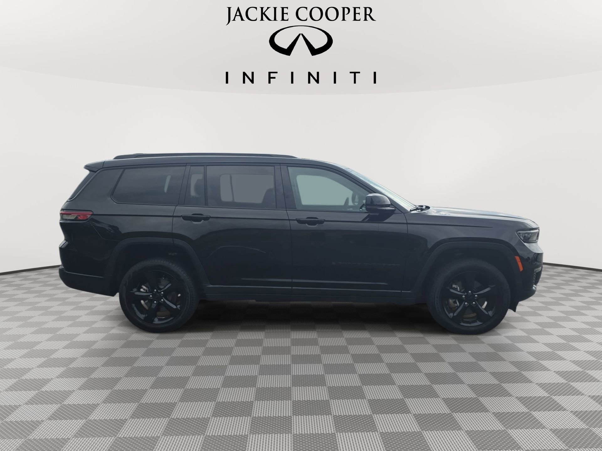 Used 2025 Jeep Grand Cherokee L Limited w/ Black Appearance Package AWD/4WD image 4