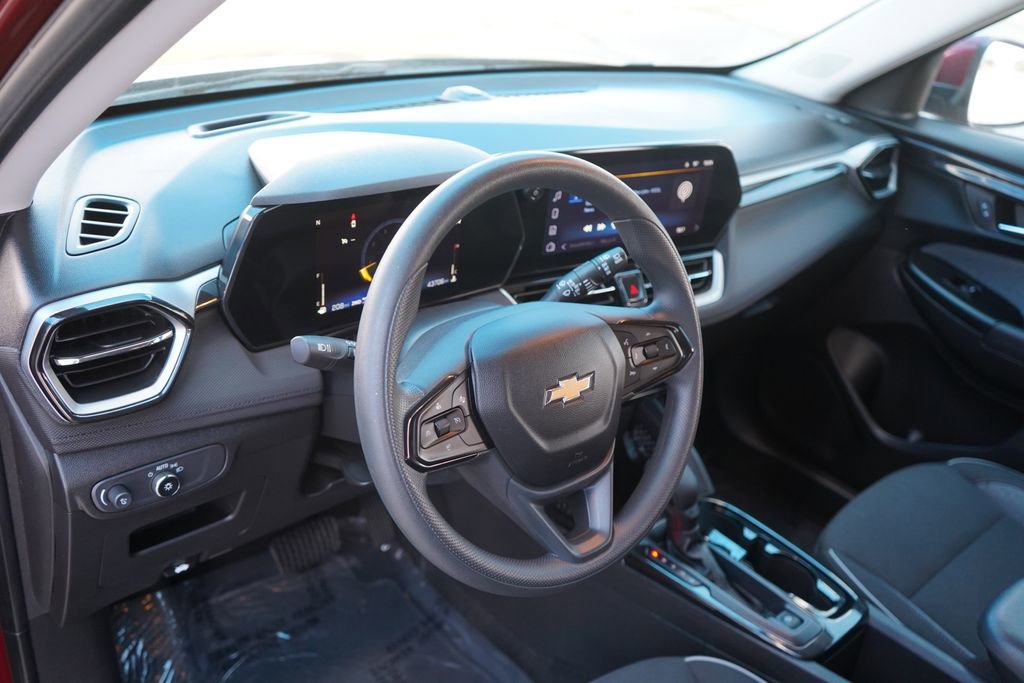 Used 2025 Chevrolet TrailBlazer LT AWD/4WD image 16