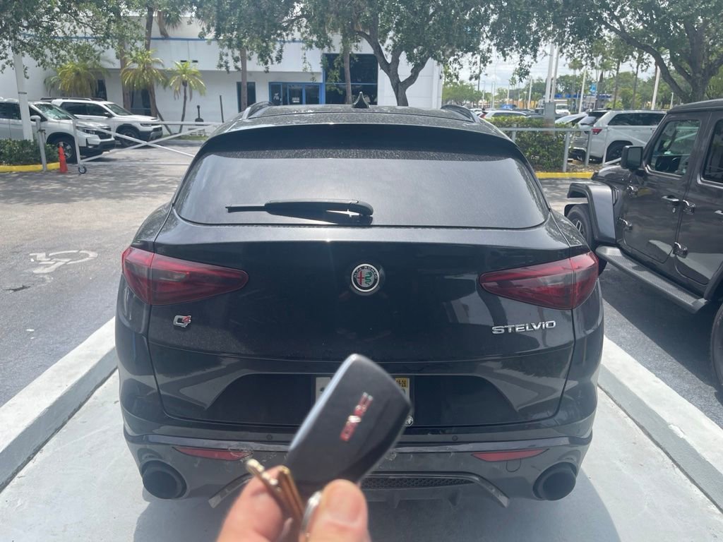 Used 2022 Alfa Romeo Stelvio Veloce AWD/4WD image 6