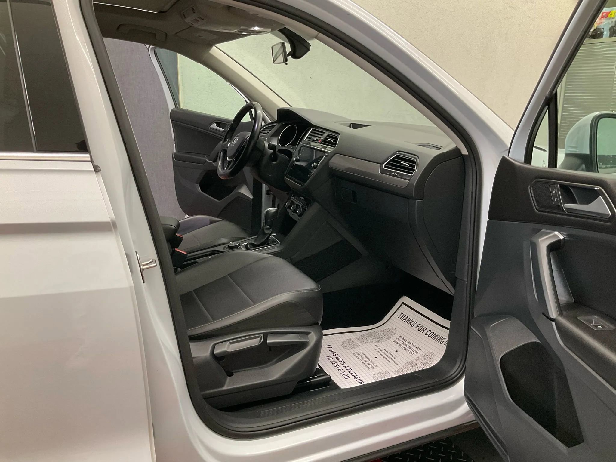 Used 2018 Volkswagen Tiguan SE w/ Panoramic Sunroof Package image 16