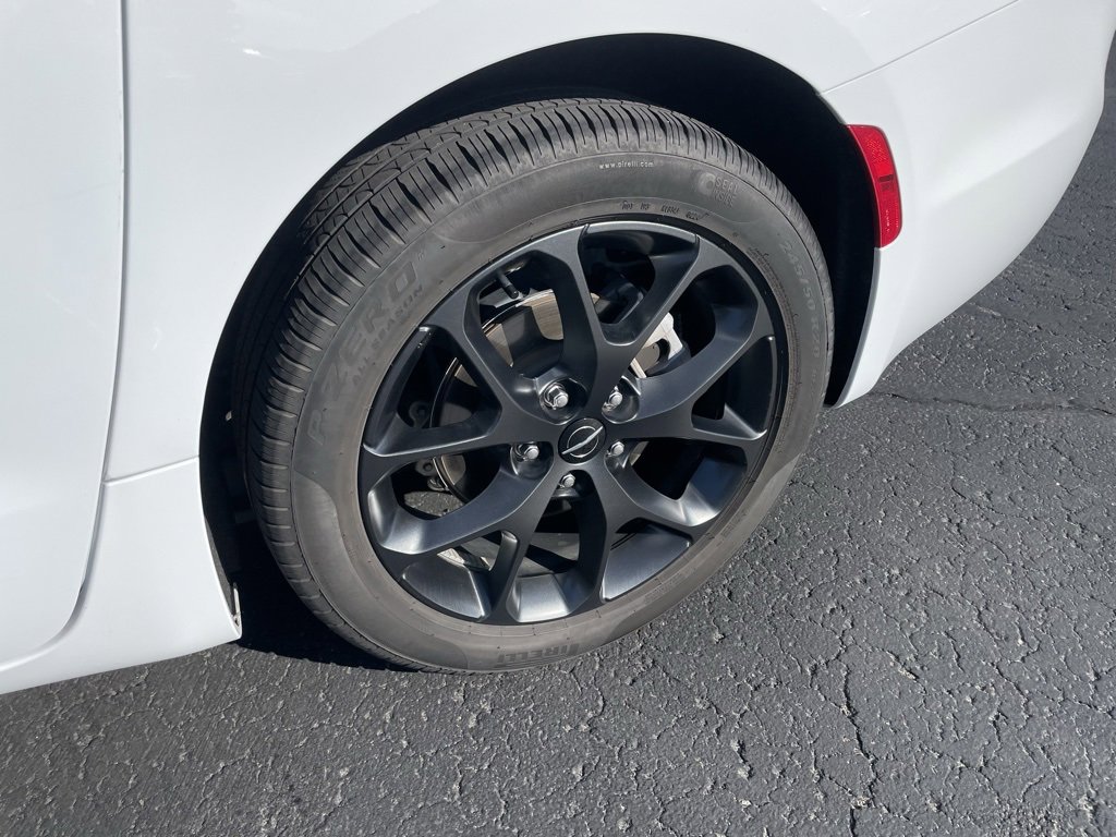 Used 2025 Chrysler Pacifica Limited image 3