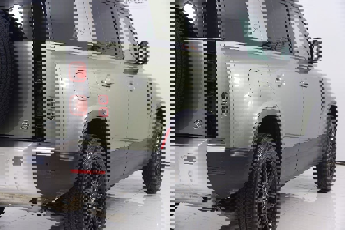 Used 2023 Land Rover Defender 110 S image 57