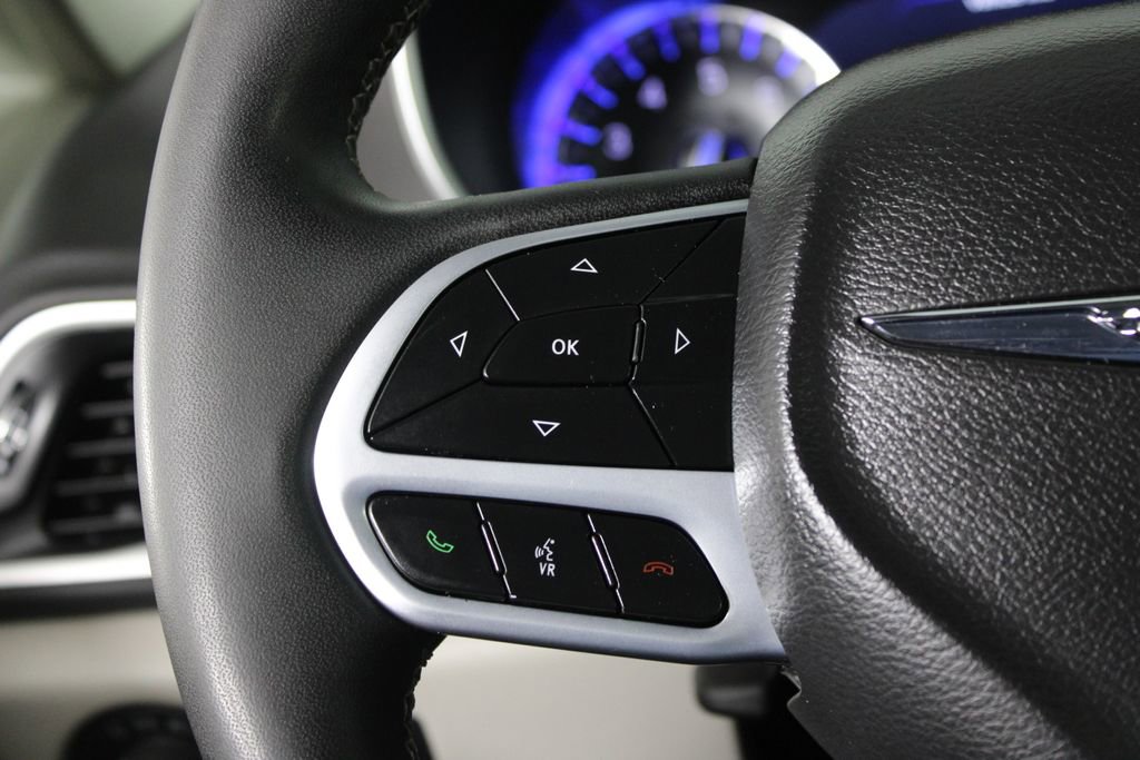 Used 2024 Chrysler Pacifica Touring-L image 25