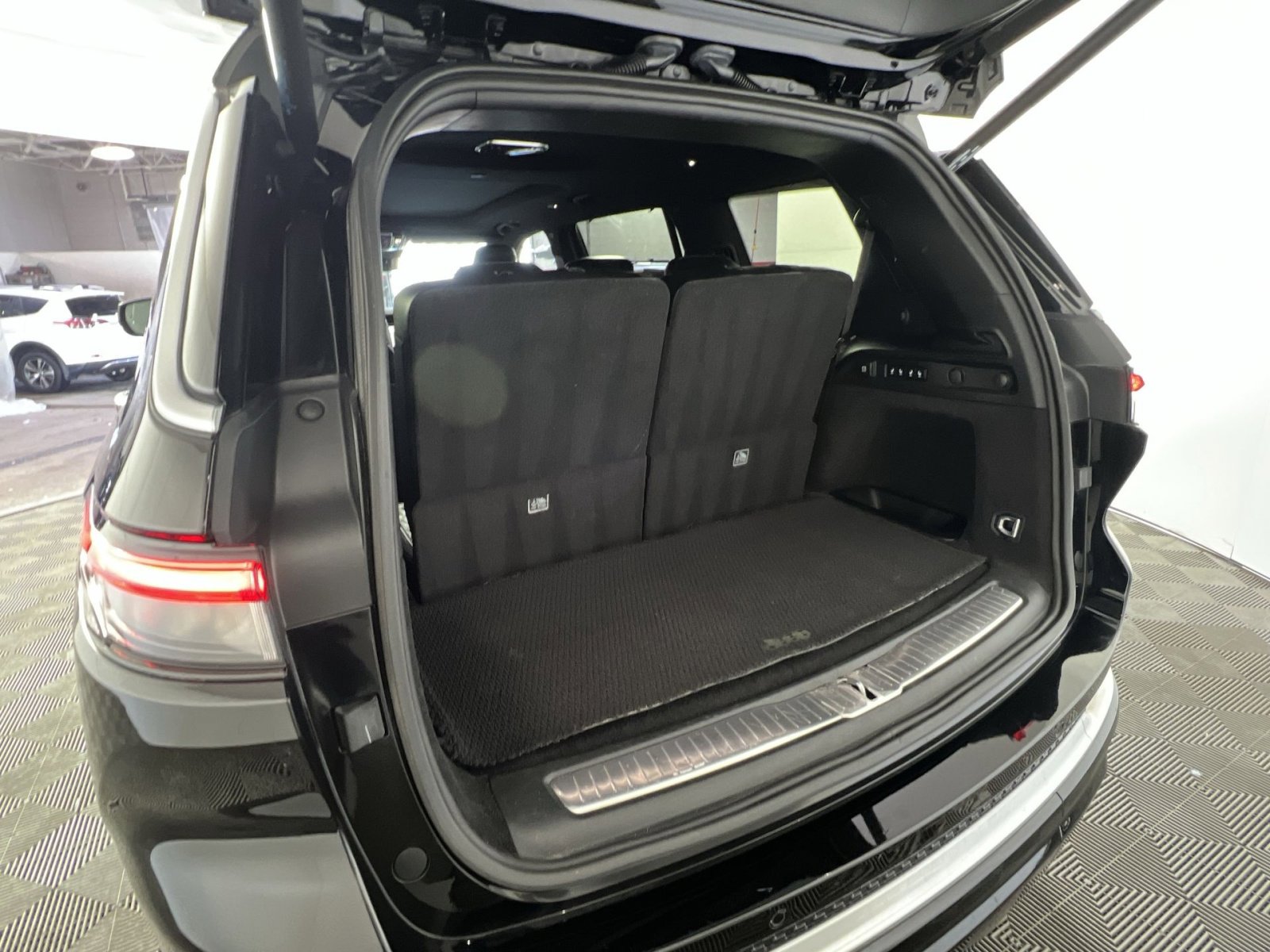 Used 2023 Jeep Grand Cherokee L Summit w/ Advanced Protech Group IV image 27