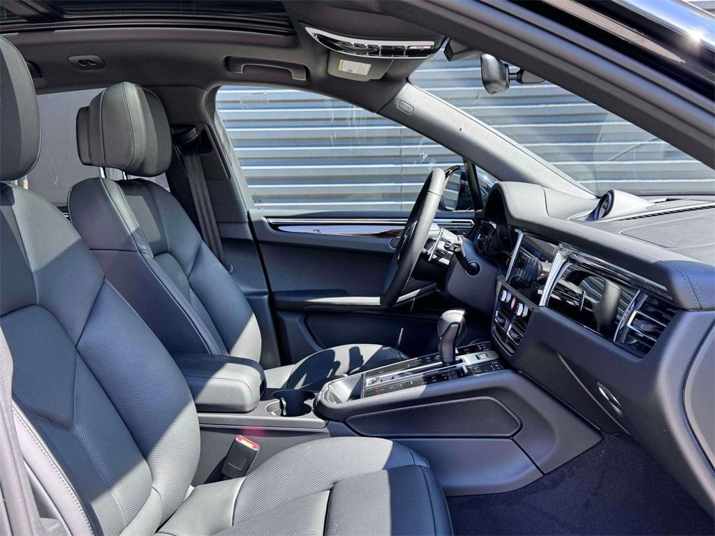 Certified 2025 Porsche Macan AWD/4WD image 16