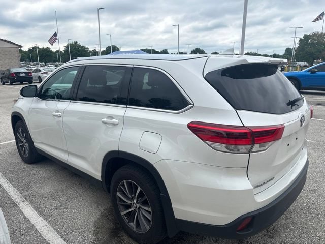 Used 2019 Toyota Highlander XLE AWD/4WD image 3