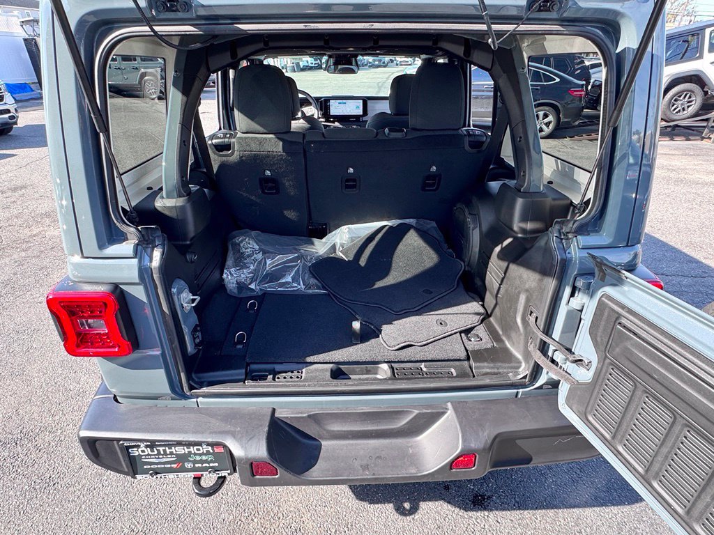 Used 2026 Jeep Wrangler Unlimited Sahara AWD/4WD image 7