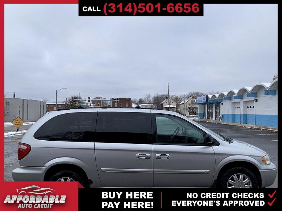 Used 2005 Chrysler Town & Country Touring image 6