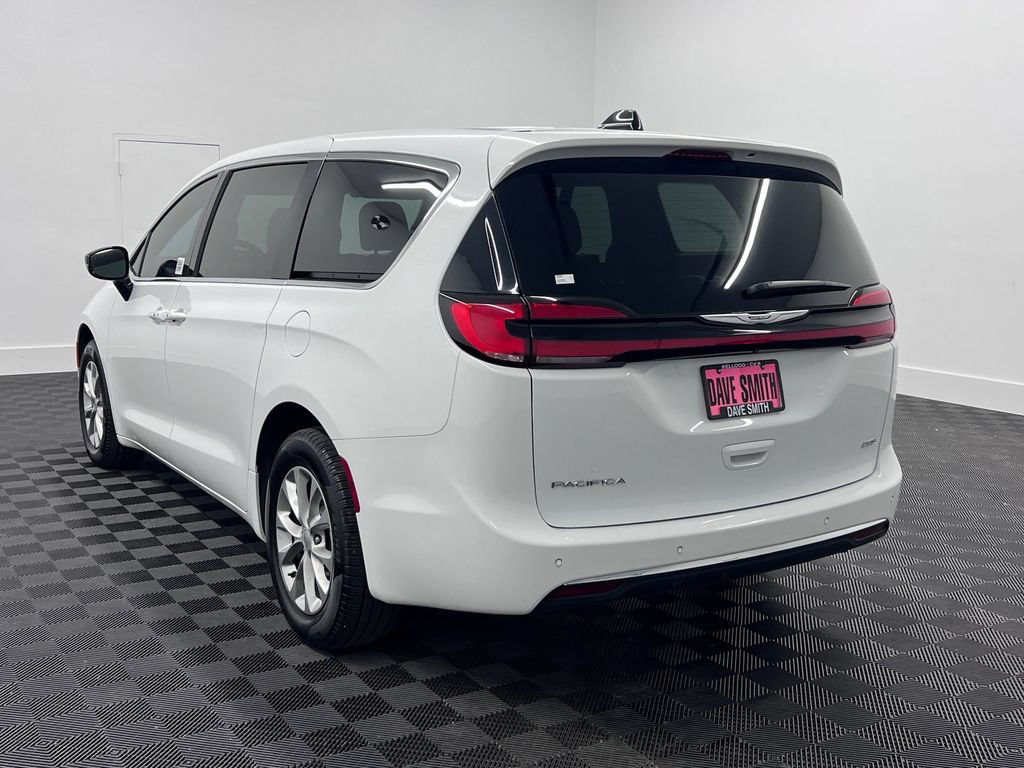 Used 2025 Chrysler Pacifica Select AWD/4WD image 3