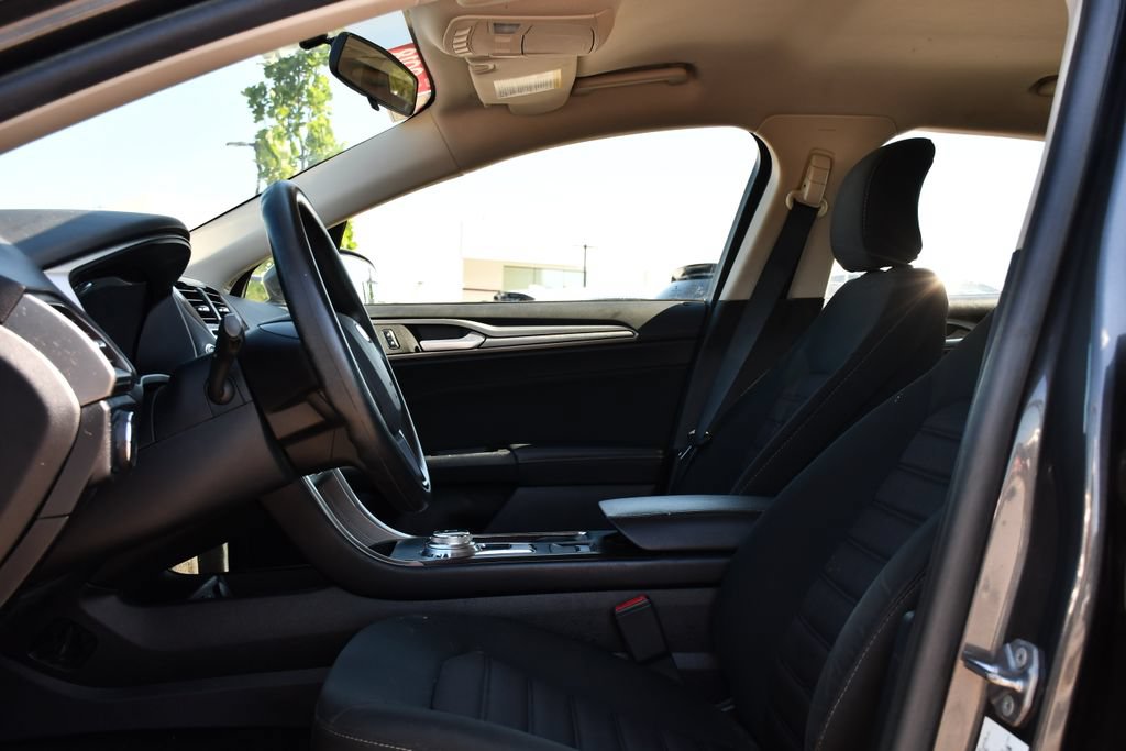 Used 2018 Ford Fusion SE w/ Fusion SE Technology Package FWD image 11