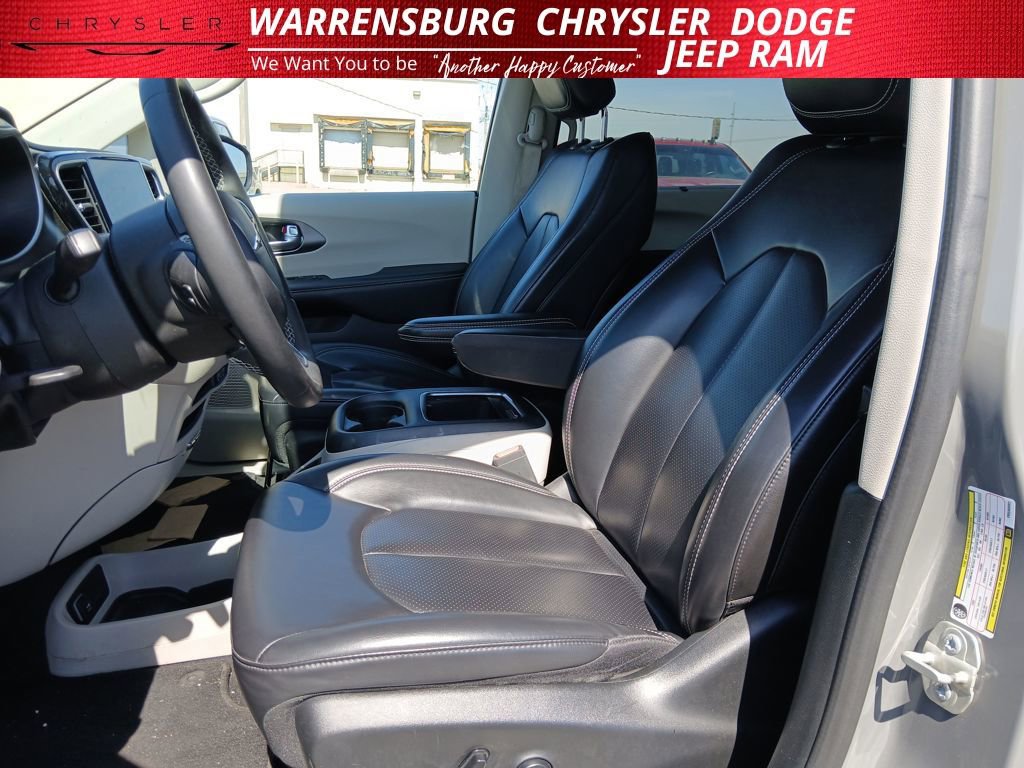 Used 2023 Chrysler Pacifica Touring-L FWD image 12
