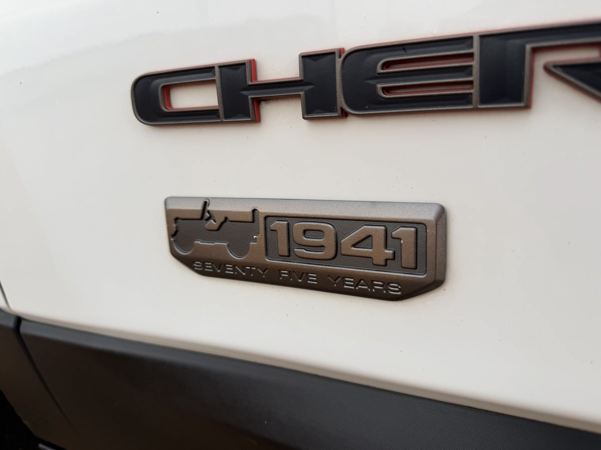 Used 2016 Jeep Cherokee 75th Anniversary FWD image 9