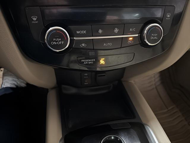 Used 2016 Nissan Rogue SV image 23