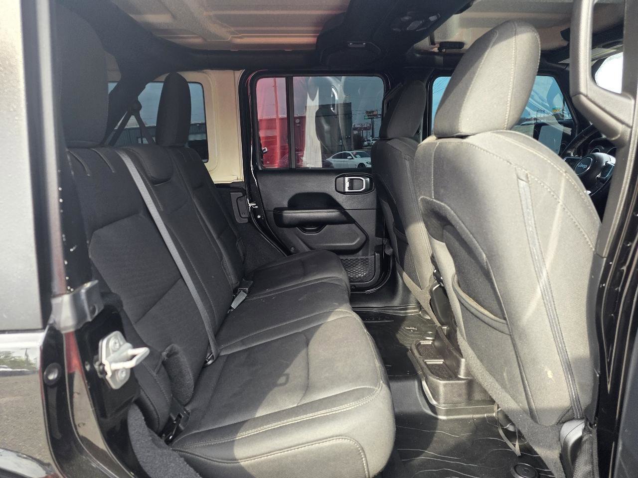 Used 2018 Jeep Wrangler Unlimited Sahara AWD/4WD image 14