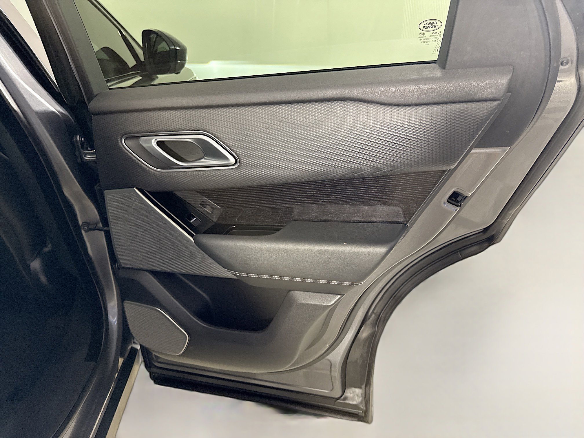 Used 2019 Land Rover Range Rover Velar R-Dynamic SE AWD/4WD image 28