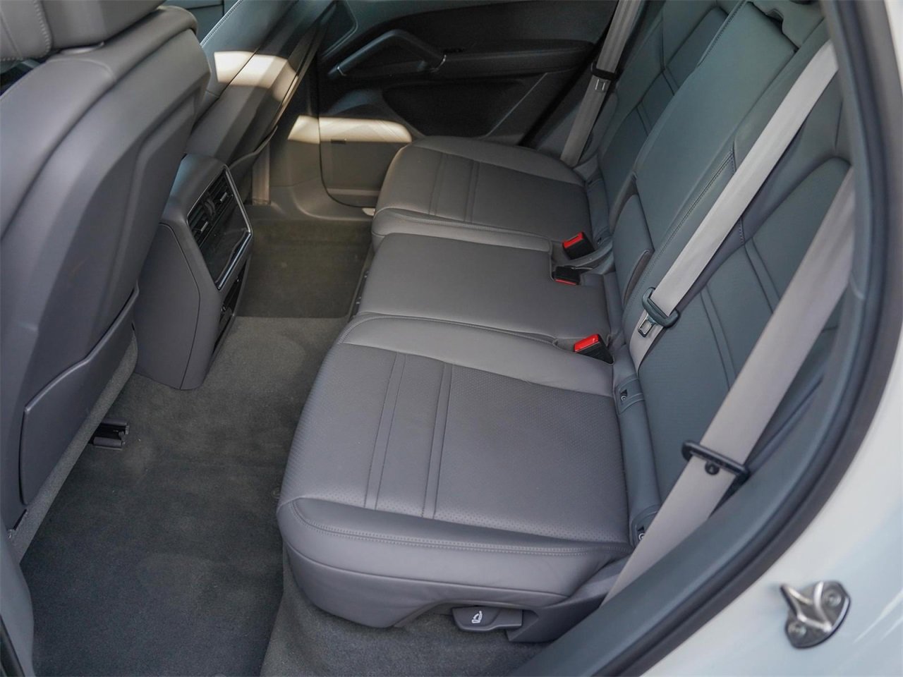 Certified 2023 Porsche Cayenne S Platinum image 34