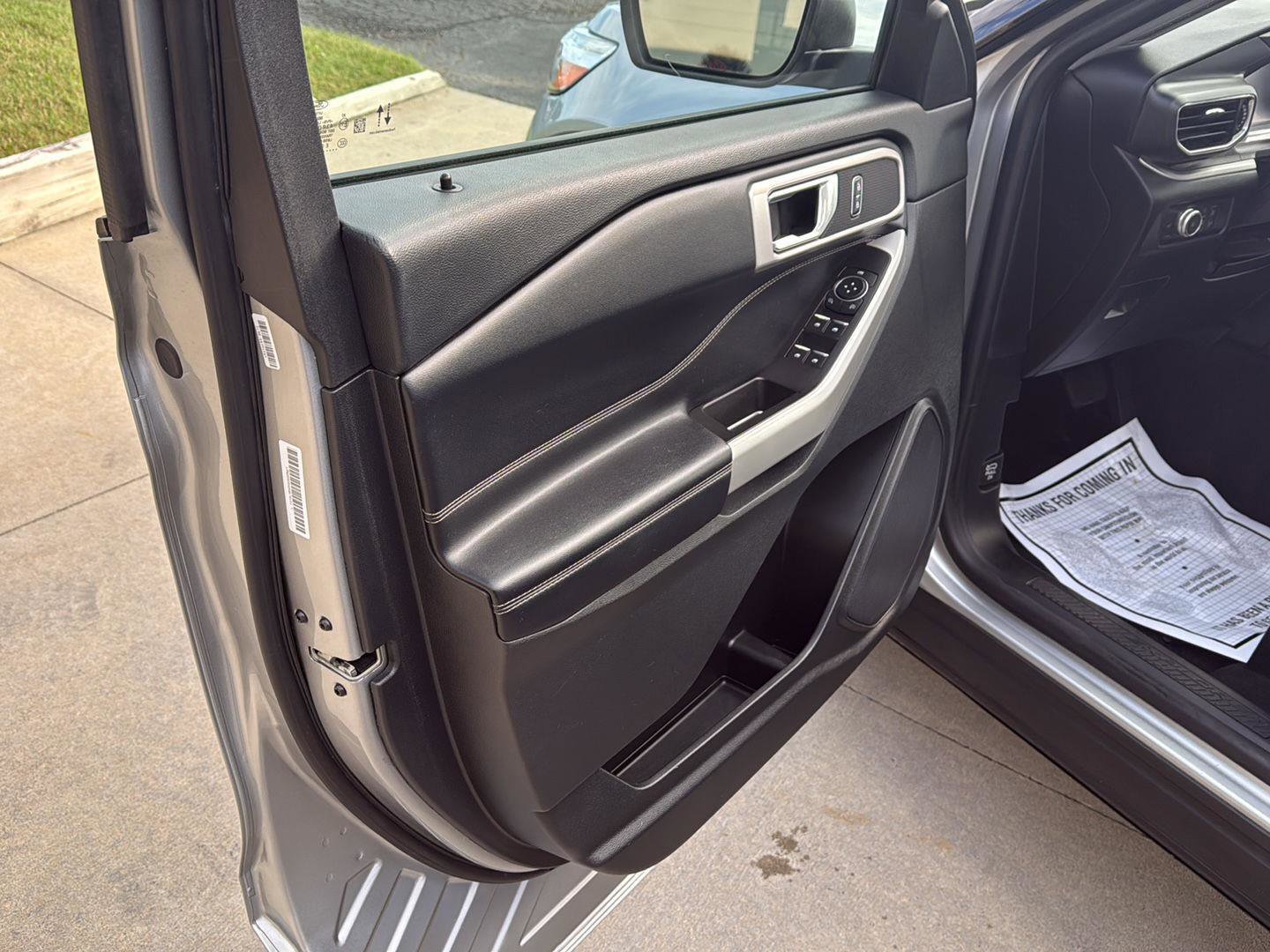 Used 2022 Ford Explorer XLT w/ Equipment Group 202A image 9