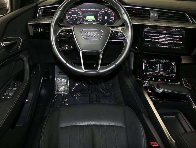 Used 2023 Audi e-tron Premium Plus w/ Premium Plus Package image 3