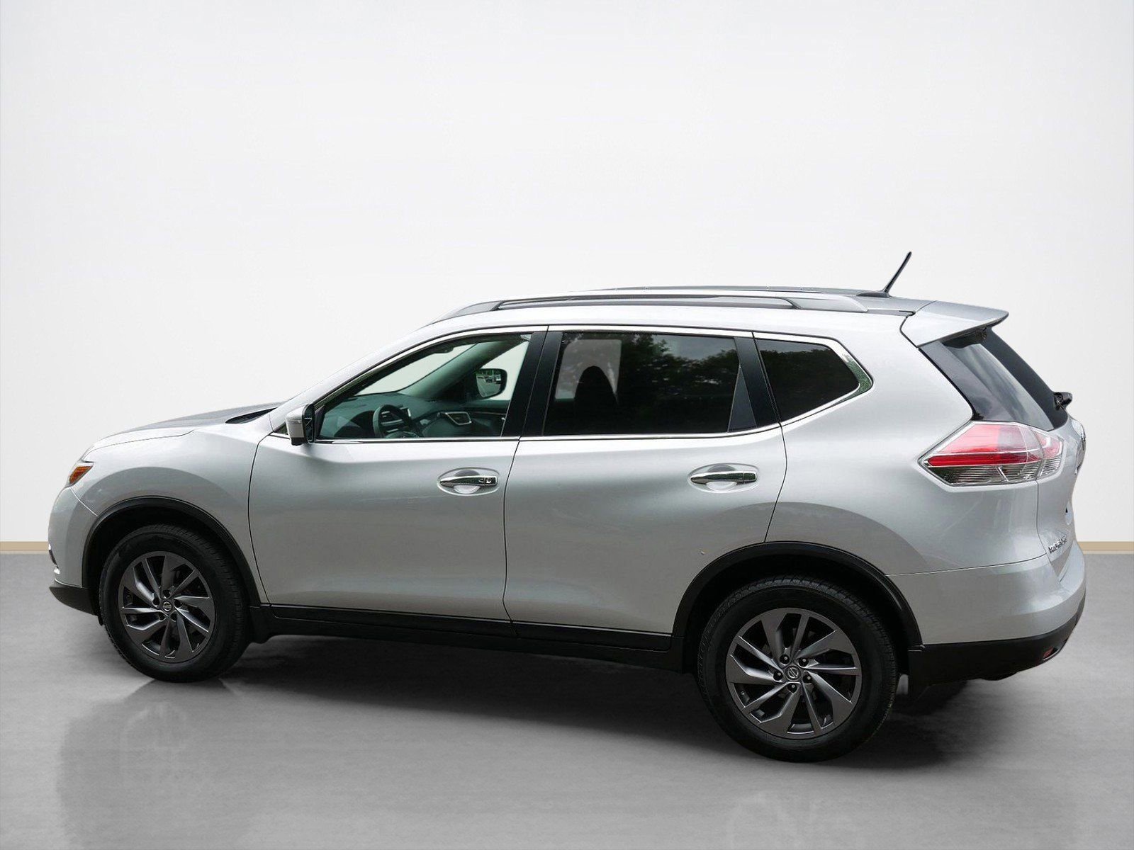 Used 2016 Nissan Rogue SL w/ SL Premium Package AWD/4WD image 4
