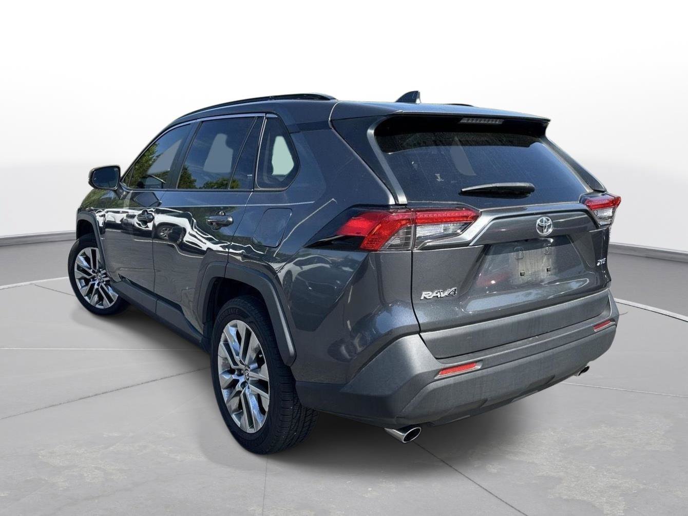 Used 2020 Toyota RAV4 XLE Premium FWD image 8
