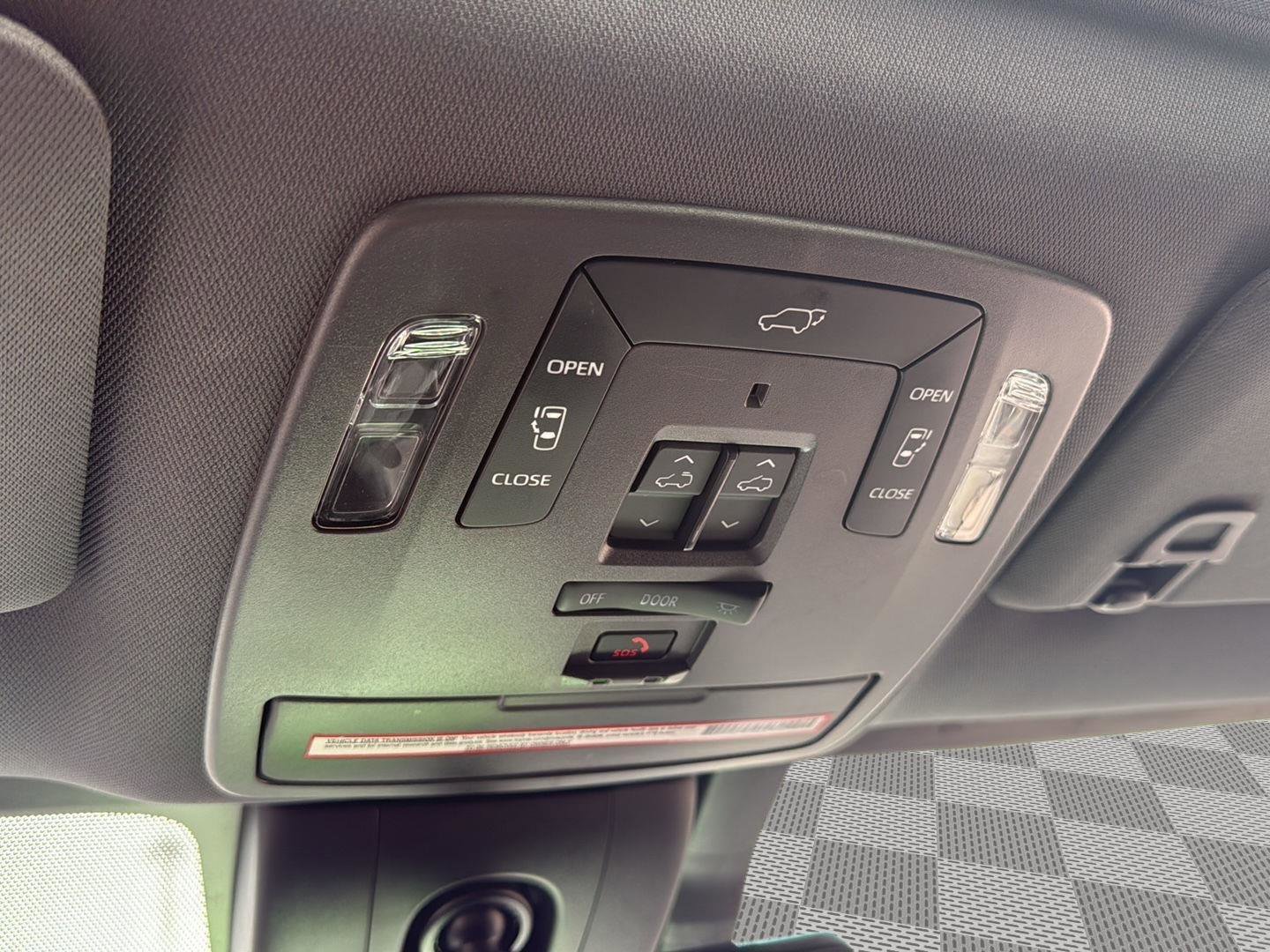 Used 2022 Toyota Sienna Platinum image 37