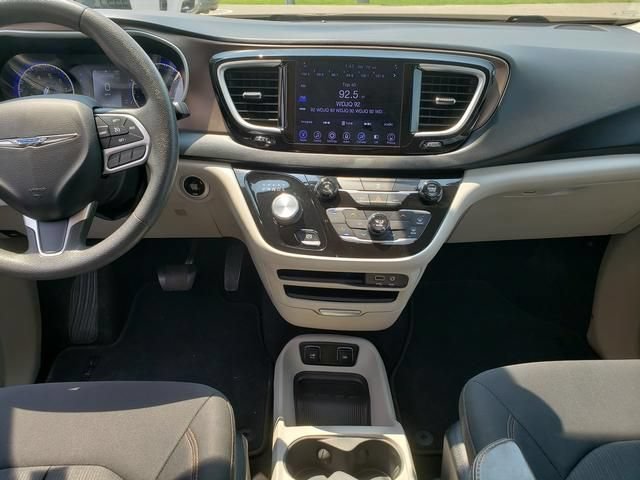 Used 2017 Chrysler Pacifica Touring FWD image 15