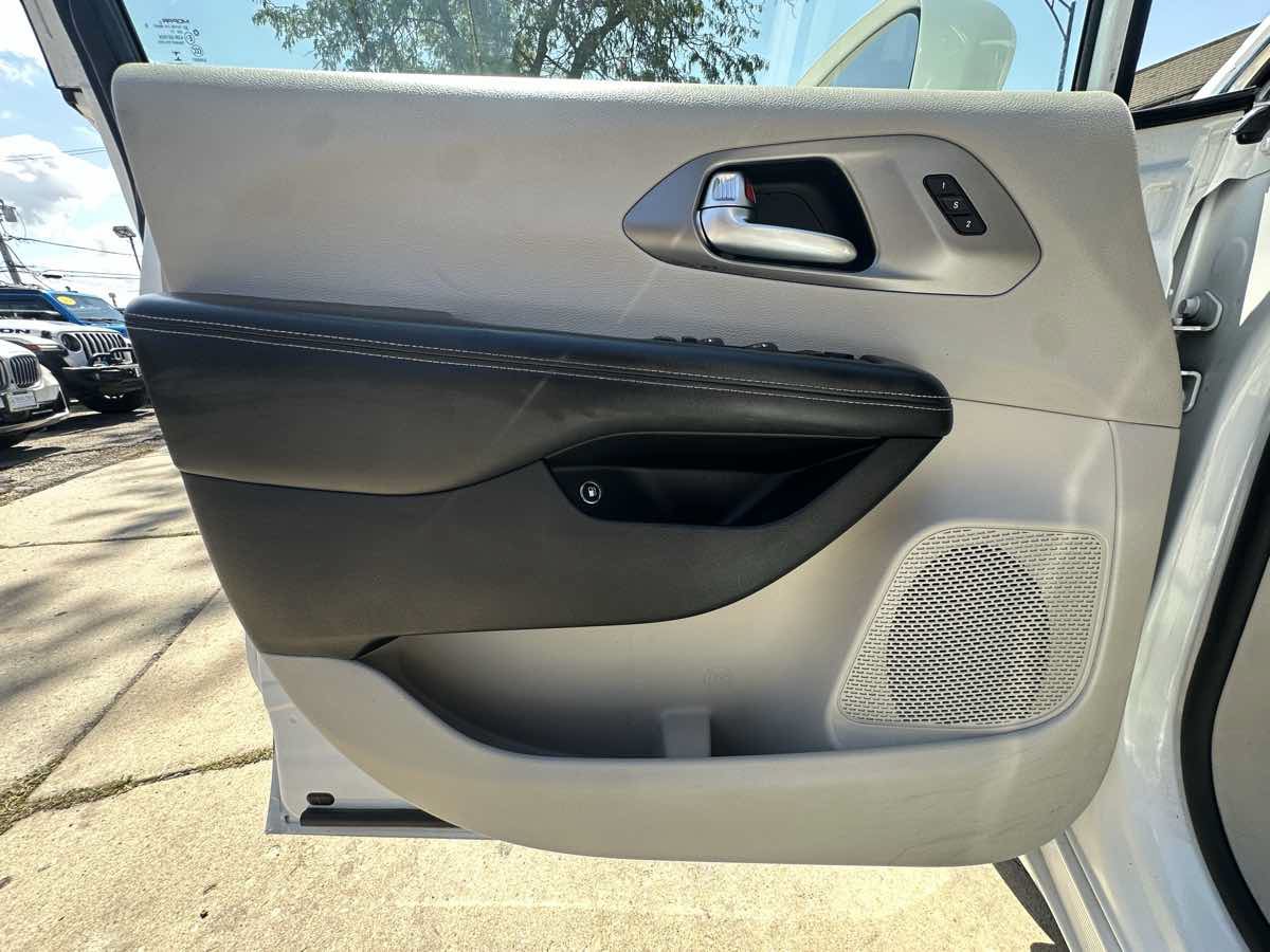 Used 2021 Chrysler Pacifica Touring-L FWD image 21