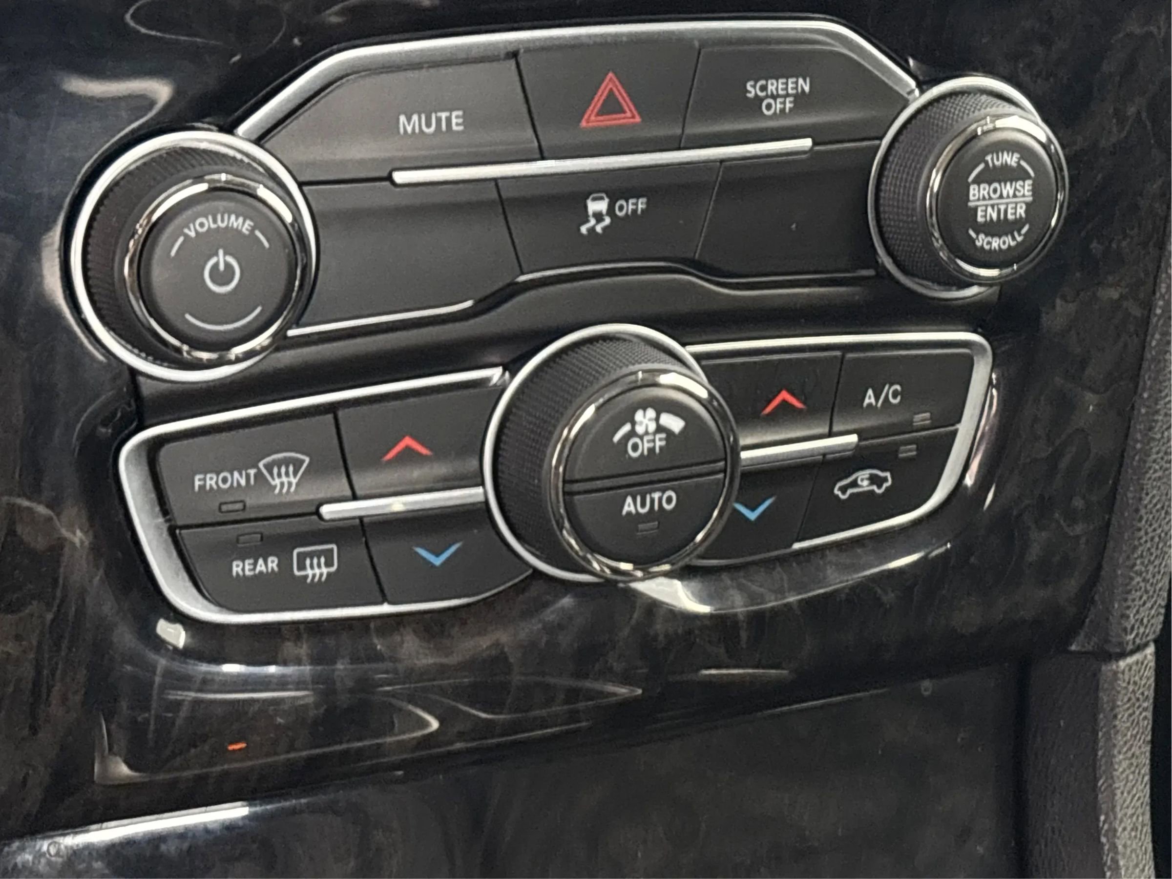 Used 2017 Chrysler 300 C image 39