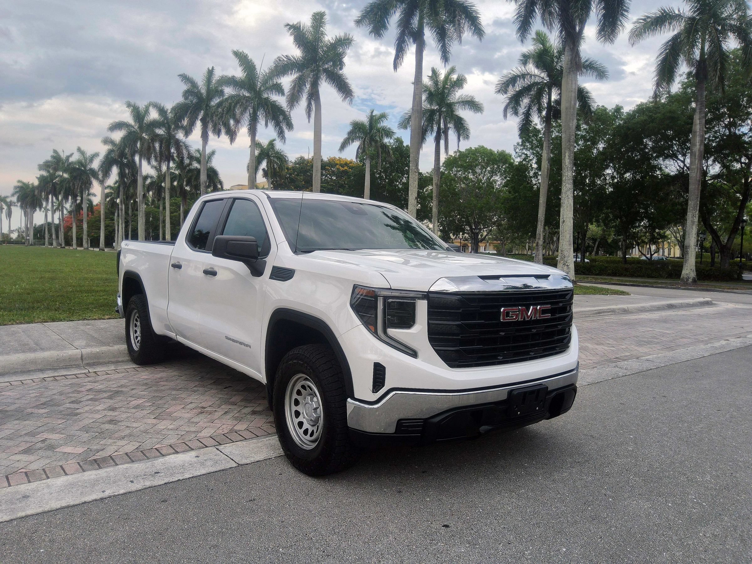 Used 2023 GMC Sierra 1500 Pro w/ Pro Value Package AWD/4WD image 1