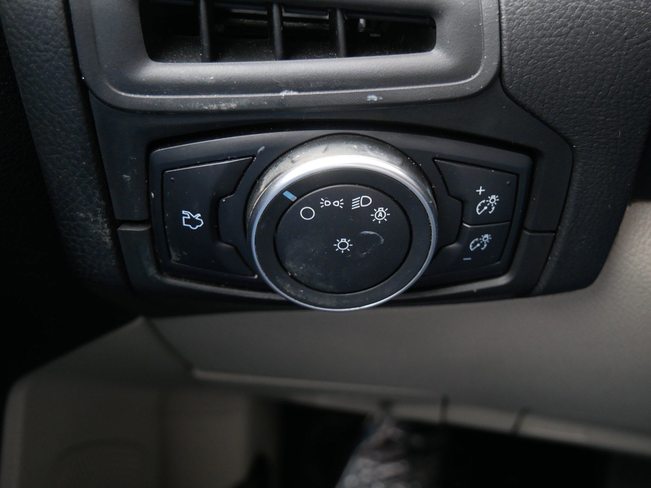 Used 2018 Ford Focus SE w/ Cold Weather Package image 26